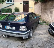 Trukdantys automobiliai Vilniaus Palangos g. kieme