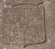 Kotrynos Jogailaitės amžinojo poilsio vieta po katedros grindimis pažymėta karūnos, Lietuvos Vyčio, Lenkijos erelio ir gyvatės i&scaron; Bonos Sforcos herbo simboliais.