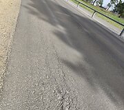 Pernai rudenį asfaltuota Žaliųjų ežerų gatvės dalis neatrodo labai gerai