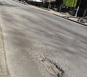 Pernai rudenį asfaltuota Žaliųjų ežerų gatvės dalis neatrodo labai gerai
