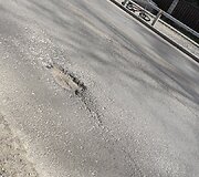 Pernai rudenį asfaltuota Žaliųjų ežerų gatvės dalis neatrodo labai gerai