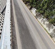 Pernai rudenį asfaltuota Žaliųjų ežerų gatvės dalis neatrodo labai gerai