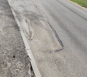 Pernai rudenį asfaltuota Žaliųjų ežerų gatvės dalis neatrodo labai gerai