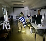 Ugniagesiai gelbėtojai dirba per staigius potvynius Lenkijos pietuose