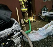 Ugniagesiai gelbėtojai dirba per staigius potvynius Lenkijos pietuose