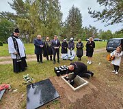 Vieni&scaron;ų žmonių laidotuvės Karveli&scaron;kių kapinėse