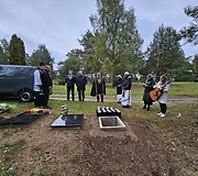 Vieni&scaron;ų žmonių laidotuvės Karveli&scaron;kių kapinėse