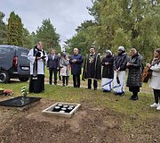Vieni&scaron;ų žmonių laidotuvės Karveli&scaron;kių kapinėse