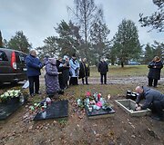 Vieni&scaron;ų žmonių laidotuvės Karveli&scaron;kių kapinėse