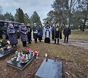 Vieni&scaron;ų žmonių laidotuvės Karveli&scaron;kių kapinėse