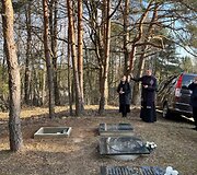Vieni&scaron;ų žmonių laidotuvės Karveli&scaron;kių kapinėse