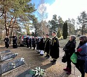 Vieni&scaron;ų žmonių laidotuvės Karveli&scaron;kių kapinėse