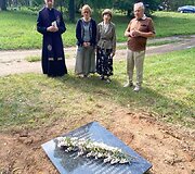 Vieni&scaron;ų žmonių laidotuvės Karveli&scaron;kių kapinėse