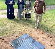Vieni&scaron;ų žmonių laidotuvės Karveli&scaron;kių kapinėse