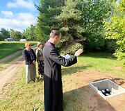 Vieni&scaron;ų žmonių laidotuvės Karveli&scaron;kių kapinėse