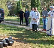 Vieni&scaron;ų žmonių laidotuvės Karveli&scaron;kių kapinėse