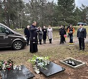 Vieni&scaron;ų žmonių laidotuvės Karveli&scaron;kių kapinėse