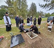 Vieni&scaron;ų žmonių laidotuvės Karveli&scaron;kių kapinėse