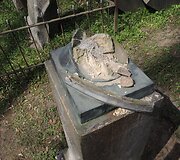 Antano Ti&scaron;kevičiaus antkapis po vandalizmo akto (Bernardinų kapinės)