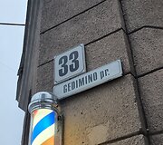 Grafičiai ant Gedimino pr. 33 namo