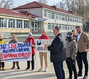 Piketas dėl Kazoki&scaron;kių sąvartyno tar&scaron;os prie Elektrėnų savivaldybės