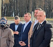 Piketas dėl Kazoki&scaron;kių sąvartyno tar&scaron;os prie Elektrėnų savivaldybės