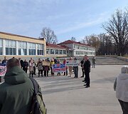 Piketas dėl Kazoki&scaron;kių sąvartyno tar&scaron;os prie Elektrėnų savivaldybės