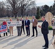 Piketas dėl Kazoki&scaron;kių sąvartyno tar&scaron;os prie Elektrėnų savivaldybės