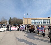 Piketas dėl Kazoki&scaron;kių sąvartyno tar&scaron;os prie Elektrėnų savivaldybės