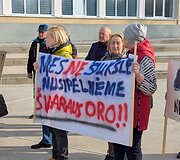 Piketas dėl Kazoki&scaron;kių sąvartyno tar&scaron;os prie Elektrėnų savivaldybės