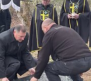 Vieni&scaron;ų žmonių laidotuvės Karveli&scaron;kių kapinėse kovo 31 d.