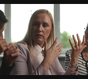 Dr.  Neringa Palionienė (centre), dr. Ramunė Jakštienė (dešinėje). Dokumentinio filmo kadras