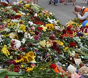 Gėlės ne&scaron;amos prie Nyderlandų ambasados Kijeve