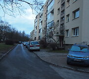 Automobiliai Žirmūnų gatvės daugiabučio kieme