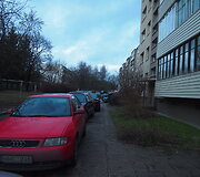Automobiliai Žirmūnų gatvės daugiabučio kieme