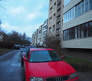 Automobiliai Žirmūnų gatvės daugiabučio kieme