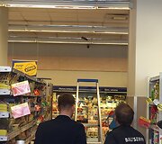 Vilniaus &bdquo;Maximoje&ldquo; nukrito lubų apdailos dalis