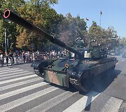 Karinis paradas Var&scaron;uvoje