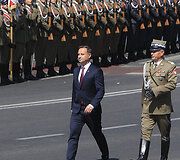 Karinis paradą Var&scaron;uvoje sveikina prezidentas A.Duda