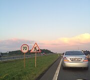 Kam&scaron;tis autostradoje prie kelių remonto darbų