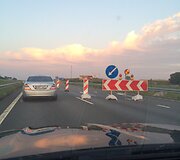 Kam&scaron;tis autostradoje pravažiuojant kelių remonto darbus.