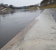 Neries pakrantės slūgstant vandeniui