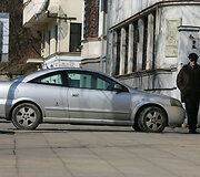 Automobilis ant &scaron;aligatvio