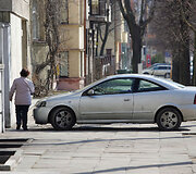 Automobilis ant &scaron;aligatvio
