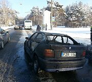 Po susidūrimo su autobusu sudegė automobilis BMW