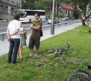 Kaune dviratininkas rėžėsi į automobilį