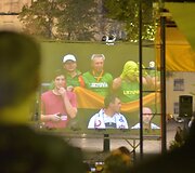 Kauniečiai stebi rungtynes
