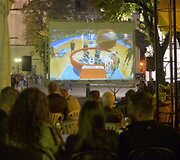 Kauniečiai stebi rungtynes