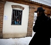 Bilietų pardavėja ir keleivis