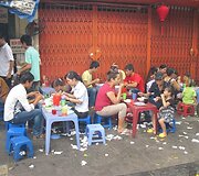 Užkandinė &scaron;alia turgaus. Vietnamiečiai visas maisto atliekas, servetėles meta po stalu. Svarbiausia, kad stalas būtų &scaron;varus. Lankytojams i&scaron;ėjus, kavinės savininkas su stipria vandens srove viską nuplauna